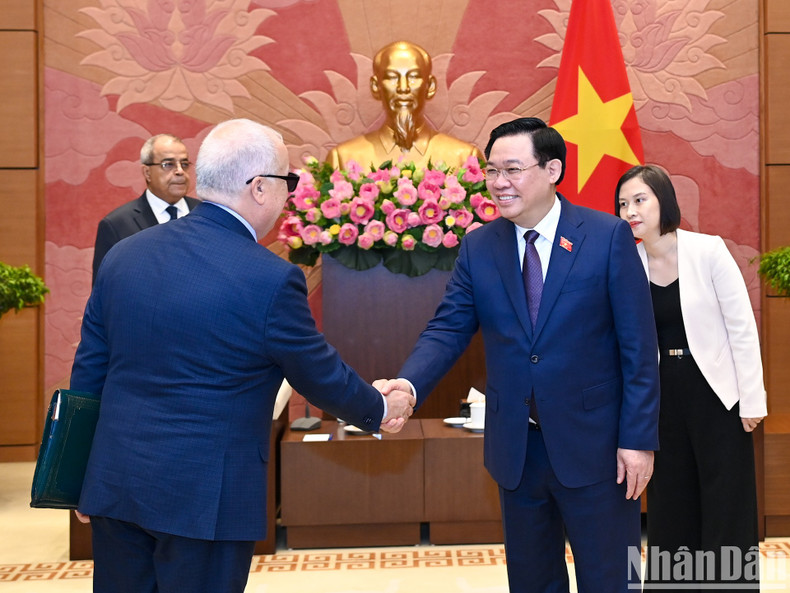 El máximo legislador de Vietnam recibe a los miembros de la delegación de Argelia.