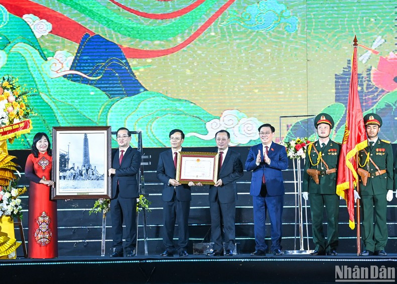 El presidente de la Asamblea Nacional de Vietnam, Vuong Dinh Hue, impone la Orden de la Independencia de la segunda clase a la ciudad de Vinh. El presidente de la Asamblea Nacional de Vietnam, Vuong Dinh Hue, impone la Orden de la Independencia de la segunda clase a la ciudad de Vinh.