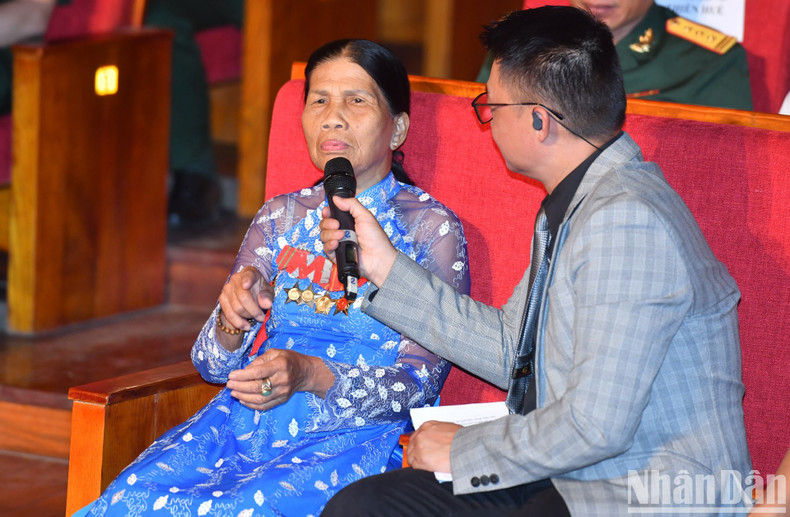 La heroina de las fuerzas armadas, Nguyen Thi Lai. La heroina de las fuerzas armadas, Nguyen Thi Lai.