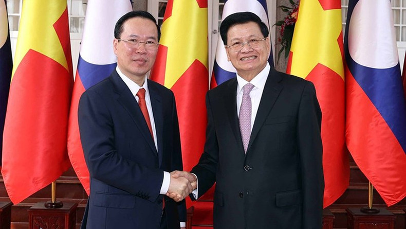 El presidente de Vietnam, Vo Van Thuong (izquierda) y el secretario general del PPRL y jefe del Estado laosiano, Thongloun Sisoulith en la ceremonia de bienvenida. (Foto: VNA)