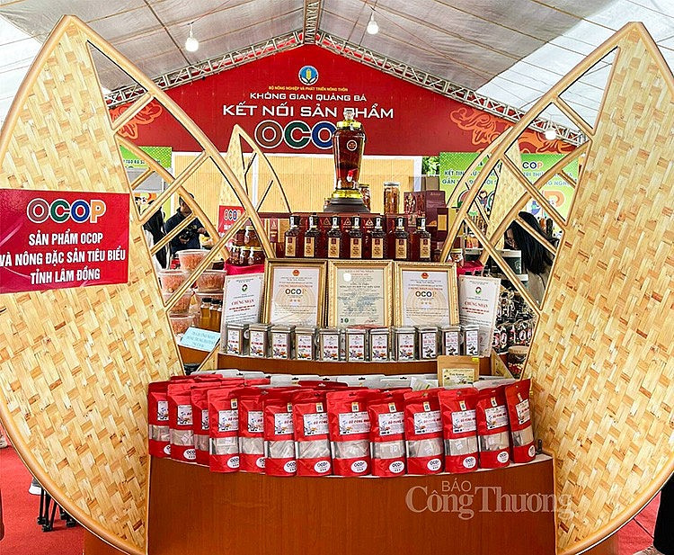 El stand de productos OCOP de Lam Dong. El stand de productos OCOP de Lam Dong.