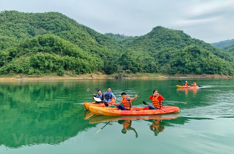 Carrera de kayak en el lago (Foto: Vietnam +)