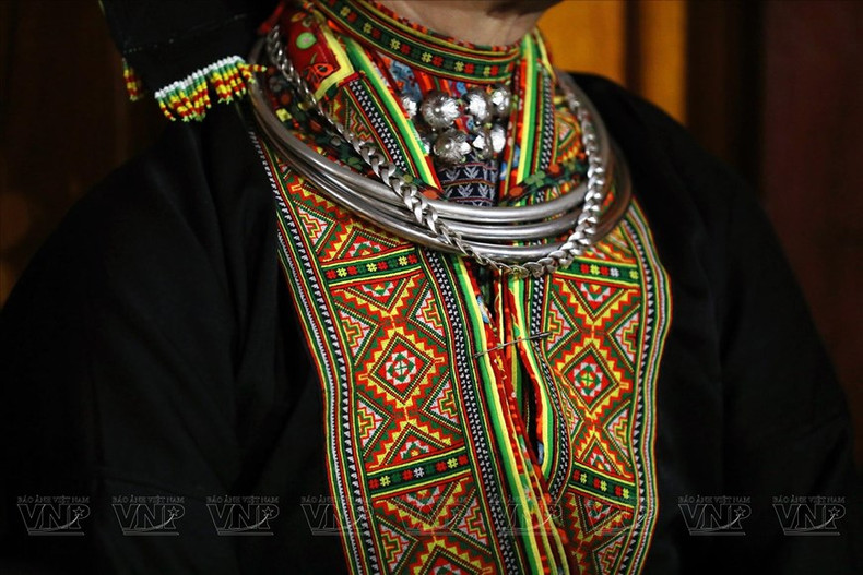 Con el fin de preservar la belleza de los trajes tradicionales, las mujeres de Dao Lo Gang todavía enseñan a sus hijos a coser y bordar para que luego puedan tener su propia camiseta nacional y preservar sus particulardidades culturales singulares (Fuente:VNA)