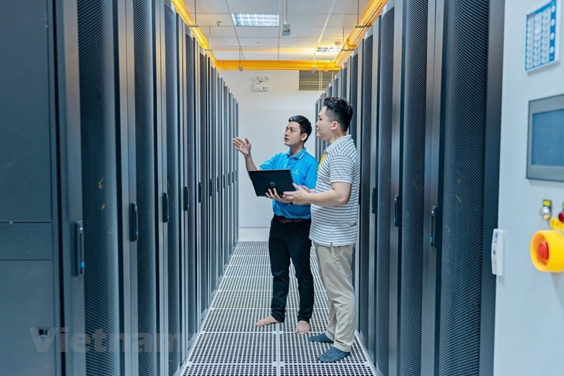 La infraestructura del IDC Hoa Lac se equipa con redundancia 3N/2, lo que no solo aumenta la capacidad de expansión en el futuro, sino que también garantiza un funcionamiento seguro y continuo incluso durante reparaciones y mantenimiento. (Foto: VNA)