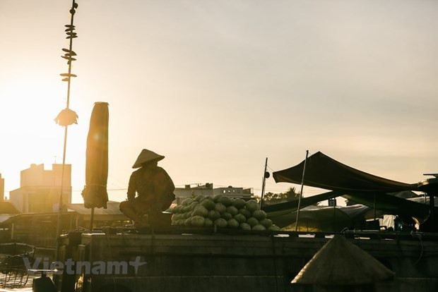 Los vendedores cuelgan productos en un poste de 3-5 metros de altura para que el comprador pueda reconocerlo desde la distancia. (Fuente: Vietnam+)