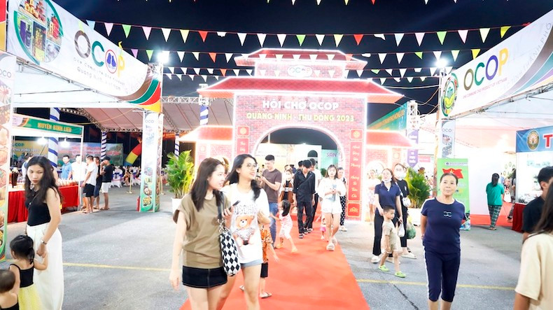 Numerosas personas visitan la Feria de Productos OCOP. Numerosas personas visitan la Feria de Productos OCOP.