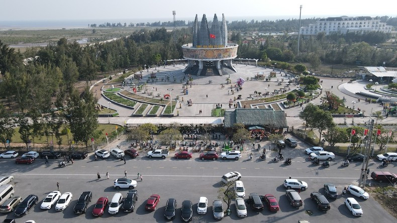 El número de viajeros a Mong Cai aumentó considerablemente después de la apertura de la carretera Van Don-Mong Cai. El número de viajeros a Mong Cai aumentó considerablemente después de la apertura de la carretera Van Don-Mong Cai.