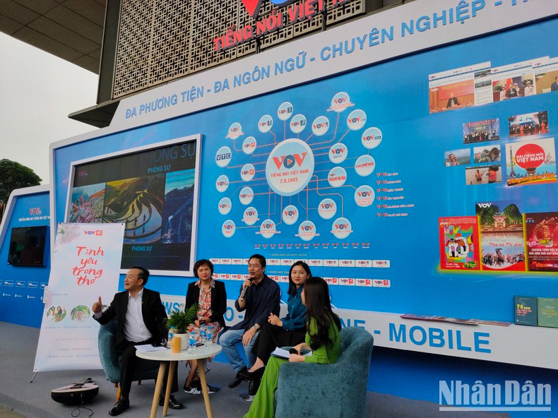 En el marco del evento, la Voz de Vietnam realiza el programa de intercambio “El amor en la poesía”.