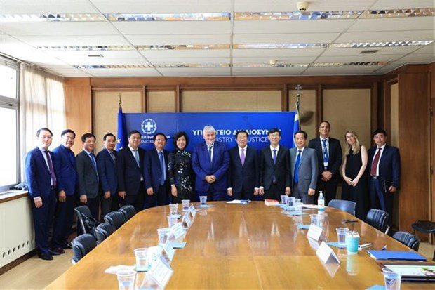 El miembro del Buró Político y jefe de la Comisión de Asuntos Internos del Comité Central del Partido Comunista de Vietnam (PCV), Phan Dinh Trac, y el secretario general de Justicia y Derechos Humanos del Ministerio de Justicia, Panos Alexandris (Fuente:VNA) El miembro del Buró Político y jefe de la Comisión de Asuntos Internos del Comité Central del Partido Comunista de Vietnam (PCV), Phan Dinh Trac, y el secretario general de Justicia y Derechos Humanos del Ministerio de Justicia, Panos Alexandris (Fuente:VNA)