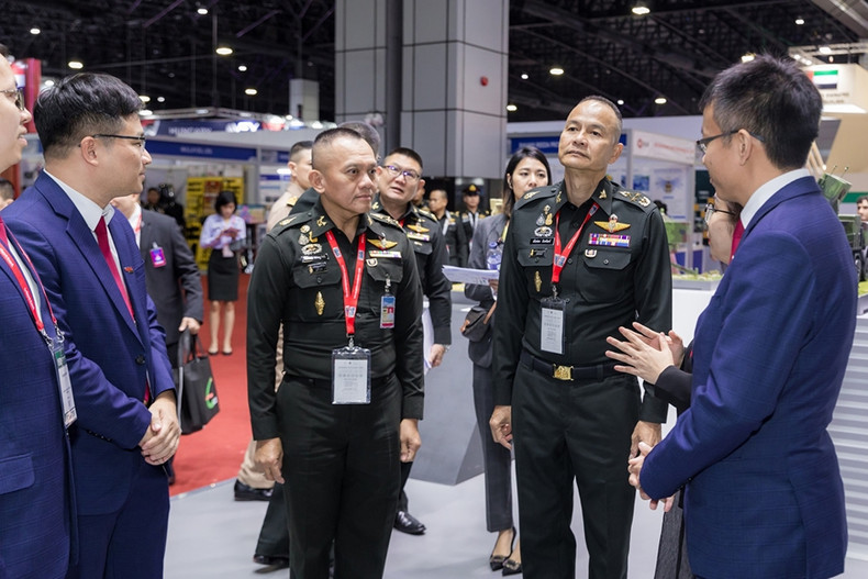 El general Sanitchanog Sangkachantra, presidente del comité organizador y secretario permanente del Ministerio de Defensa de Tailandia, visita el stand de Viettel.