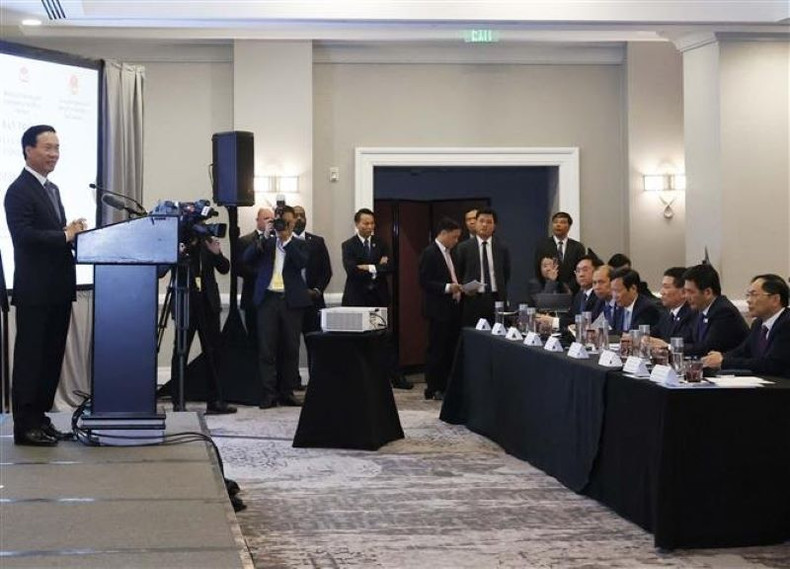 El Presidente Vo Van Thuong interviene en la mesa redonda sobre encuentros empresariales entre empresas y localidades vietnamitas y estadounidenses. El Presidente Vo Van Thuong interviene en la mesa redonda sobre encuentros empresariales entre empresas y localidades vietnamitas y estadounidenses.