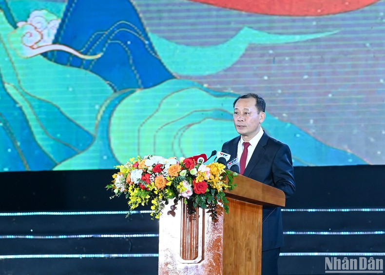 El secretario del Partido Comunista de Vietnam en la ciudad de Vinhy presidente de su Consejo Popular, Phan Duc Dong pronuncia el discurso conmemorativo. El secretario del Partido Comunista de Vietnam en la ciudad de Vinhy presidente de su Consejo Popular, Phan Duc Dong pronuncia el discurso conmemorativo.