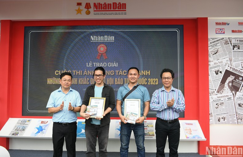 Los autores que ganan el segundo premio.