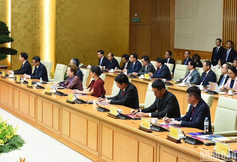 Empresarios vietnamitas en la cita.