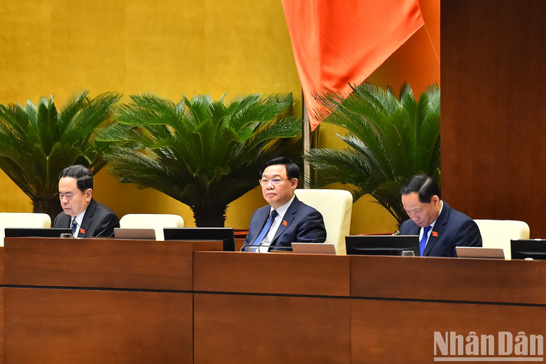 El presidente de la Asamblea Nacional, Vuong Dinh Hue y los subtitulares del Parlamento moderan la reunión en la tarde del 22 de mayo. El presidente de la Asamblea Nacional, Vuong Dinh Hue y los subtitulares del Parlamento moderan la reunión en la tarde del 22 de mayo.