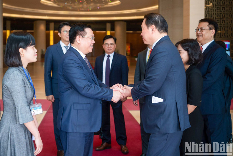 Chey, también presidente de la Cámara de Comercio e Industria de Corea del Sur (KCCI), añade que la KCCI coordina con su similar de Vietnam en el desarrollo del sector privado, y deseó que en el país del Sudeste Asiático aparezcan cada vez más empresas pequeñas pero innovadoras. Chey, también presidente de la Cámara de Comercio e Industria de Corea del Sur (KCCI), añade que la KCCI coordina con su similar de Vietnam en el desarrollo del sector privado, y deseó que en el país del Sudeste Asiático aparezcan cada vez más empresas pequeñas pero innovadoras.