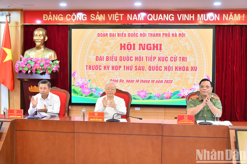 El secretario general del Partido Comunista de Vietnam (PCV), Nguyen Phu Trong, y los diputados de la Asamblea Nacional de la XV legislatura de la circunscripción electoral número 1 de Hanói asisten al encuentro.