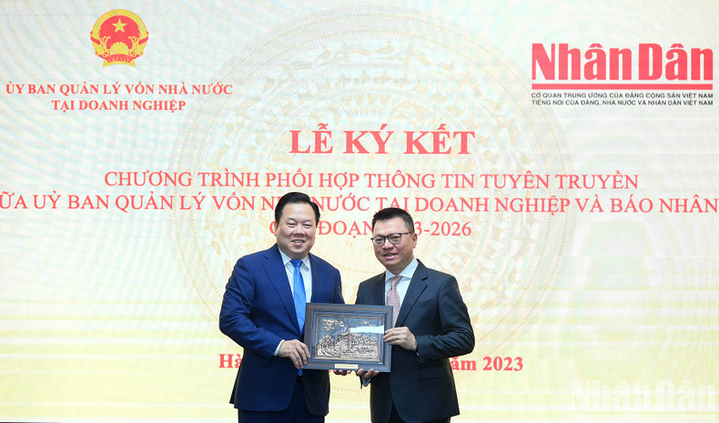 Nguyen Hoang Anh entrega un regalo de recuerdo al presidente-editor de Nhan Dan.