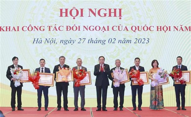 El vicepresidente de la Asamblea Nacional de Vietnam Tran Thanh Man entrega certificados de mérito a las organizaciones e individuos sobresalientes. (Foto: VNA)