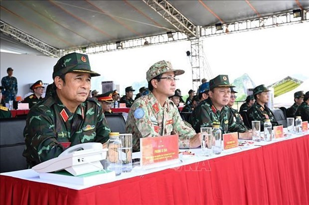 El teniente general Phung Si Tan, subjefe del Estado Mayor General del Ejército Popular de Vietnam,asistió y presidió el ejercicio. (Foto: VNA) El teniente general Phung Si Tan, subjefe del Estado Mayor General del Ejército Popular de Vietnam,asistió y presidió el ejercicio. (Foto: VNA)