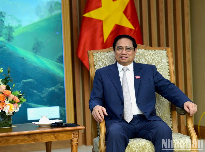 El jefe del Gobierno vietnamita habla en la reunión.