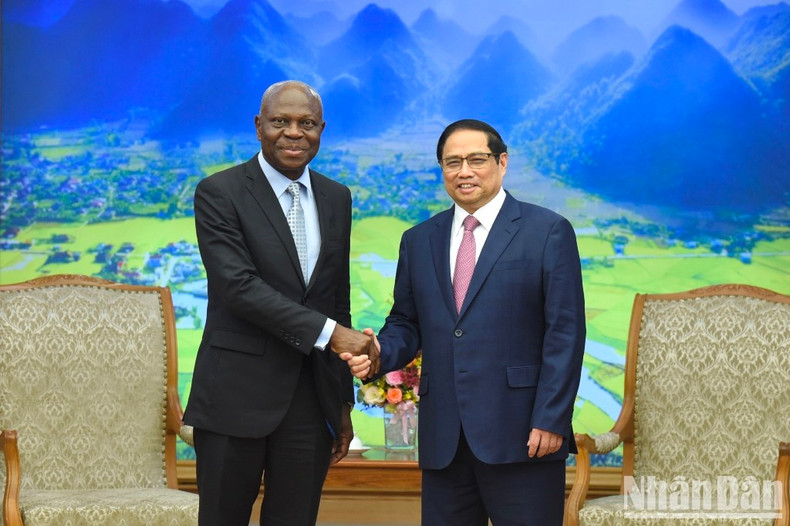 El primer ministro de Vietnam, Pham Minh Chinh, recibe hoy en Hanói al director general de la Organización Internacional del Trabajo (OIT), Gilbert F. Houngbo.