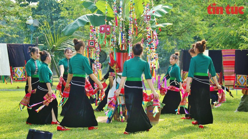 Durante el festival Then Kin Pang, los bailes y actuaciones crean atractivo y diversión, como el baile "Tang Bang", que pide lluvia para regar el mundo y llenar la casa de plantas exuberantes. (Fuente: VNA) Durante el festival Then Kin Pang, los bailes y actuaciones crean atractivo y diversión, como el baile "Tang Bang", que pide lluvia para regar el mundo y llenar la casa de plantas exuberantes. (Fuente: VNA)