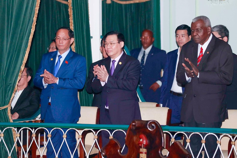 El presidente de la Asamblea Nacional de Vietnam, Vuong Dinh Hue, y su homólogo cubano, Esteban Lazo Hernández en el evento.
