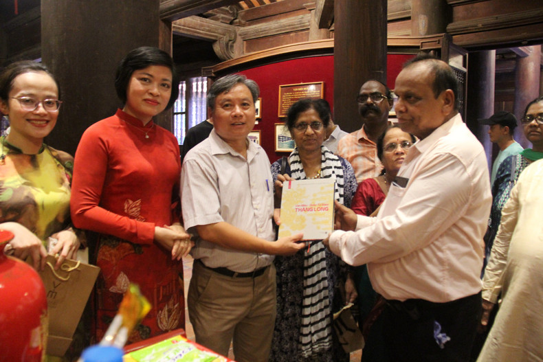 El subdirector de la Zona de Reliquia Nacional Especial Van Mieu- Quoc Tu Giam, Nguyen Van Tu, entrega a la delegación un libro sobre ese lugar. El subdirector de la Zona de Reliquia Nacional Especial Van Mieu- Quoc Tu Giam, Nguyen Van Tu, entrega a la delegación un libro sobre ese lugar.