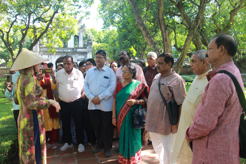 Los delegados escuchan una presentación sobre la historia de Van Mieu- Quoc Tu Giam, primera universidad de Vietnam y cuya arquitectura tiene muchos valores culturales, e indagan acerca de las tradiciones educativas de los vietnamitas. Los delegados escuchan una presentación sobre la historia de Van Mieu- Quoc Tu Giam, primera universidad de Vietnam y cuya arquitectura tiene muchos valores culturales, e indagan acerca de las tradiciones educativas de los vietnamitas.