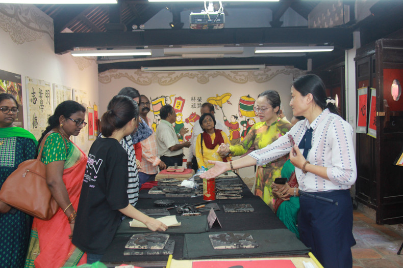 La delegación se interesa por la técnica de la xilografía y materiales tradicionales como la lufa egipcia seca, la tinta y papel dó, entre otros, para crear una pintura o imprimir un libro. La delegación se interesa por la técnica de la xilografía y materiales tradicionales como la lufa egipcia seca, la tinta y papel dó, entre otros, para crear una pintura o imprimir un libro.