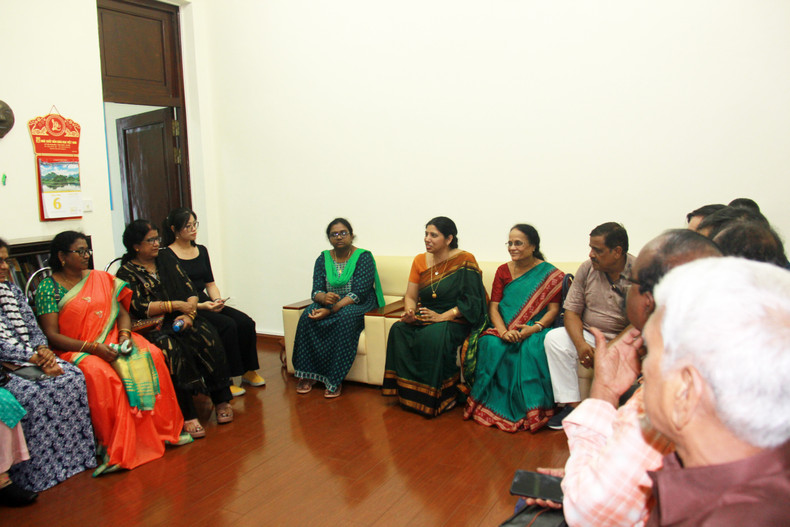 La delegación también visitó el Centro de Cultura Swami Vivekananda. Su directora, Monica Dharma, hace una presentación sobre las actividades de promoción de la cultura india entre los vietnamitas, como las clases de yoga, espectáculos artísticos y seminarios temáticos. La delegación también visitó el Centro de Cultura Swami Vivekananda. Su directora, Monica Dharma, hace una presentación sobre las actividades de promoción de la cultura india entre los vietnamitas, como las clases de yoga, espectáculos artísticos y seminarios temáticos.