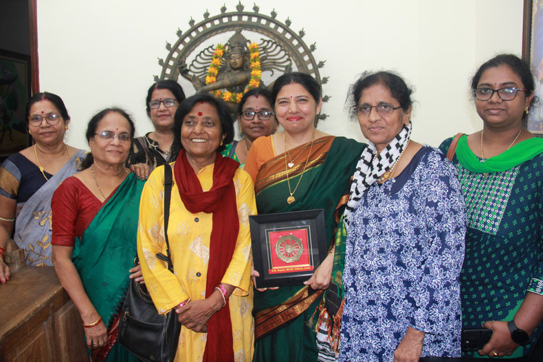 Establecido en 2016 por la Embajada de la India en Hanói, el centro contribuye a fortalecer el conocimiento mutuo a través de intercambios culturales. De acuerdo con Dharma, Vietnam e India tienen mucho en común en religión, culto ancestral, cultura y clima. Establecido en 2016 por la Embajada de la India en Hanói, el centro contribuye a fortalecer el conocimiento mutuo a través de intercambios culturales. De acuerdo con Dharma, Vietnam e India tienen mucho en común en religión, culto ancestral, cultura y clima.