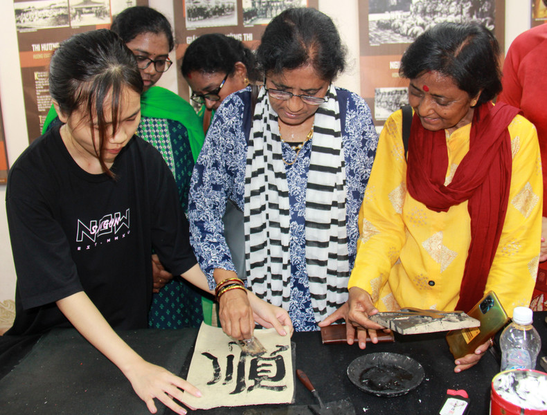 Los delegados emplean la técnica de xilografía. Los delegados emplean la técnica de xilografía.