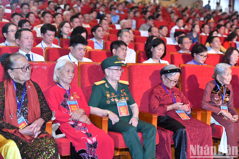 Las madres heroicas y persoas con méritos revolucionarios en la cita. Las madres heroicas y persoas con méritos revolucionarios en la cita.