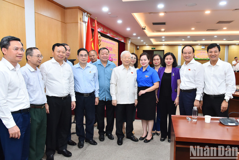 El máximo dirigente partidista, los delegados y votantes en la reunión.