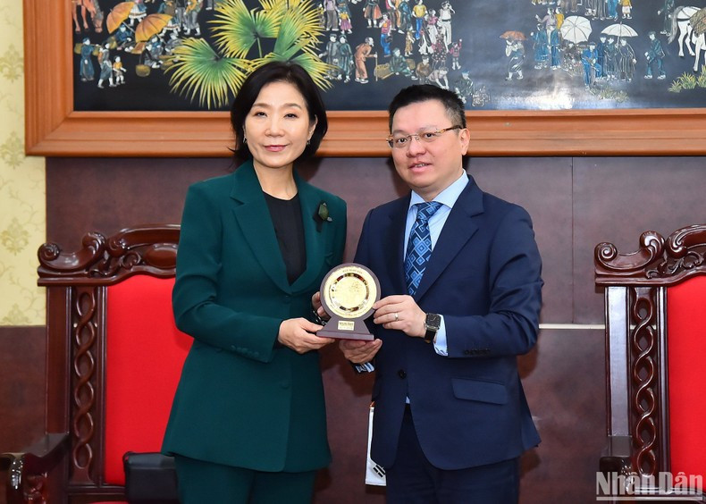 El presidente-editor de Nhan Dan, Le Quoc Minh entrega obsequio a la diplomática surcoreana. (Foto: Thuy Nguyen) El presidente-editor de Nhan Dan, Le Quoc Minh entrega obsequio a la diplomática surcoreana. (Foto: Thuy Nguyen)