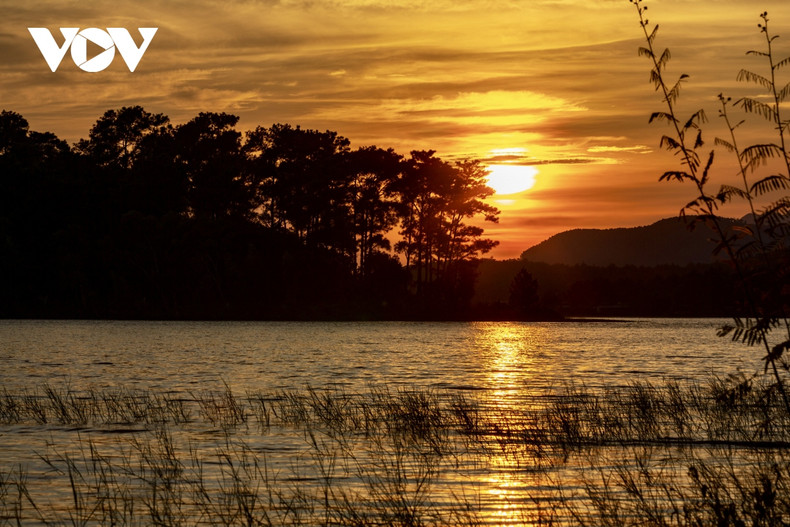 El lago de Yen Trung también es un lugar ideal para disfrutar del atardecer.