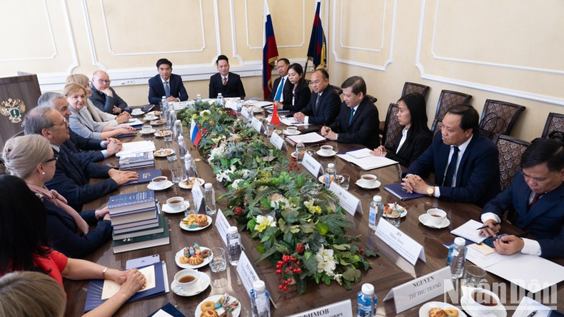 La delegación de la Fiscalía Popular Suprema visita la Universidad de la Fiscalía de la Federación Rusa.