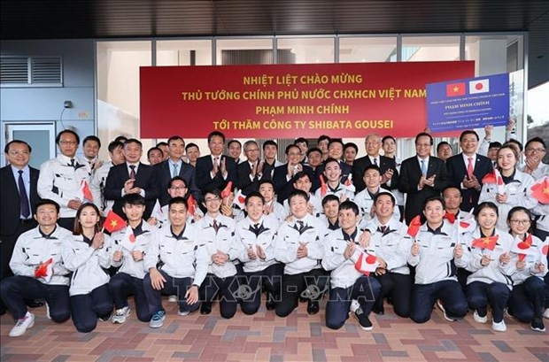 Minh Chinh y los trabajadores vietnamitas de la empresa Shibata Gousei (Fuente:VNA) Minh Chinh y los trabajadores vietnamitas de la empresa Shibata Gousei (Fuente:VNA)