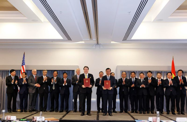 El presidente Vo Van Thuong presencia la entrega del Memorando de Entendimiento entre los socios vietnamitas y estadounidenses. El presidente Vo Van Thuong presencia la entrega del Memorando de Entendimiento entre los socios vietnamitas y estadounidenses.