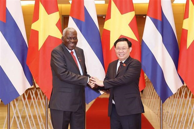 El presidente de la Asamblea Nacional de Vietnam, Vuong Dinh Hue, y su homólogo cubano, Esteban Lazo Hernández. (Fuente: VNA) El presidente de la Asamblea Nacional de Vietnam, Vuong Dinh Hue, y su homólogo cubano, Esteban Lazo Hernández. (Fuente: VNA)