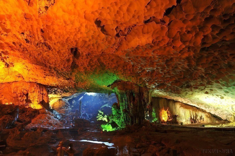 La cueva Sung Sot, con su majestuosa belleza geológica, supera la imaginación humana. (Fuente: VNA) La cueva Sung Sot, con su majestuosa belleza geológica, supera la imaginación humana. (Fuente: VNA)