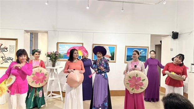 En la ceremonia, artistas vietnamitas interpretaron canciones populares de tres regiones. (Fuente: VNA)