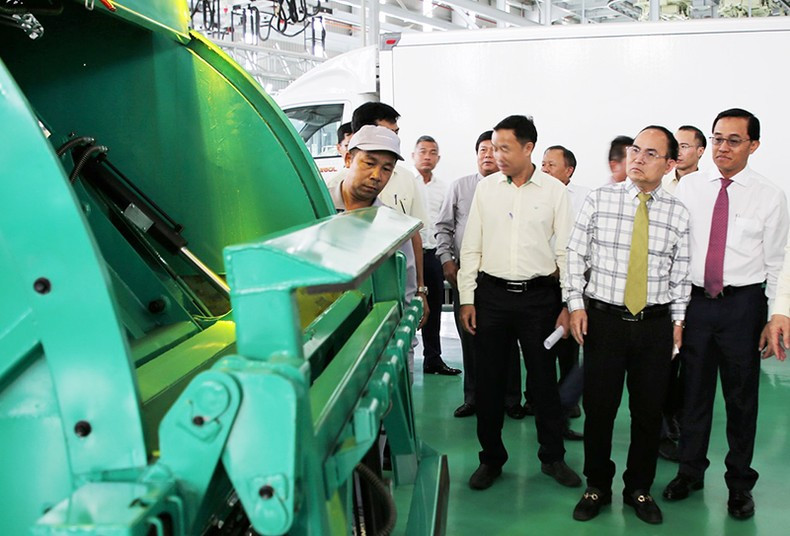 La delegación laosiana visita el complejo de fabricación y montaje de automóviles Chu Lai-Truong Hai en el distrito de Nui Thanh, Quang Nam. La delegación laosiana visita el complejo de fabricación y montaje de automóviles Chu Lai-Truong Hai en el distrito de Nui Thanh, Quang Nam.