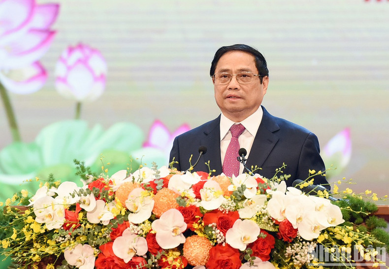El premier Pham Minh Chinh anuncia un discurso, en el cual afirmó que los movimientos de emulación patriótica contribuyen a generar fuerzas materiales y espirituales y promover potencialidades y ventajas del país, en aportación a la implementación exitosa de tareas políticas de cada etapa revolucionaria. El premier Pham Minh Chinh anuncia un discurso, en el cual afirmó que los movimientos de emulación patriótica contribuyen a generar fuerzas materiales y espirituales y promover potencialidades y ventajas del país, en aportación a la implementación exitosa de tareas políticas de cada etapa revolucionaria.