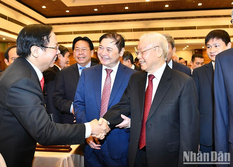 El secretario general del PCV y los delegados. (Foto: Dang Khoa)