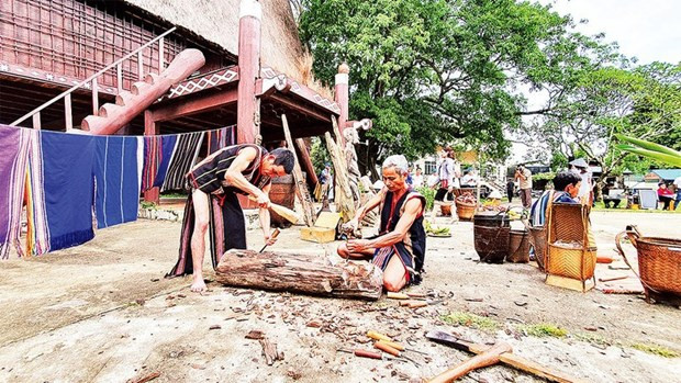 Espectáculo escultórico en la casa comunal de Kon K´lor (Foto: nhandan.vn)