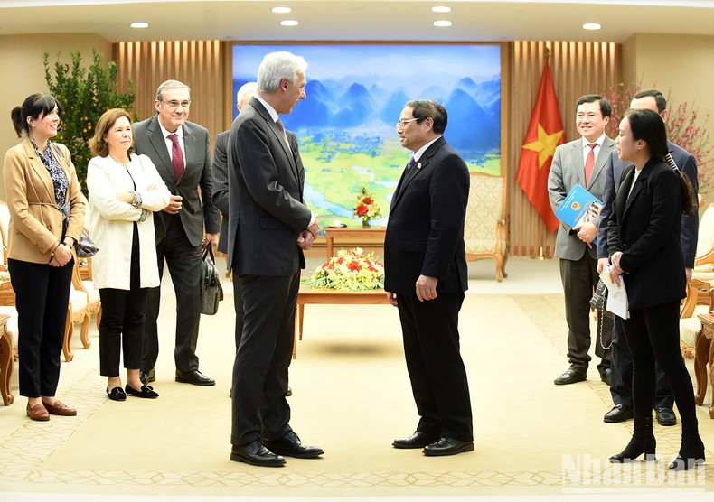 El primer ministro Pham Minh Chinh y el canciller portugués, Joao Gomes Cravinho.