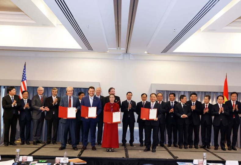 El presidente Vo Van Thuong presencia la entrega del Memorando de Entendimiento entre los socios vietnamitas y estadounidenses. El presidente Vo Van Thuong presencia la entrega del Memorando de Entendimiento entre los socios vietnamitas y estadounidenses.